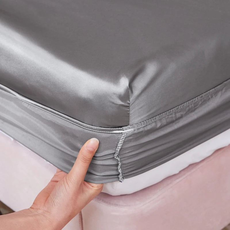 Vue rapprochée du tissu soyeux du drap-housse 140x190