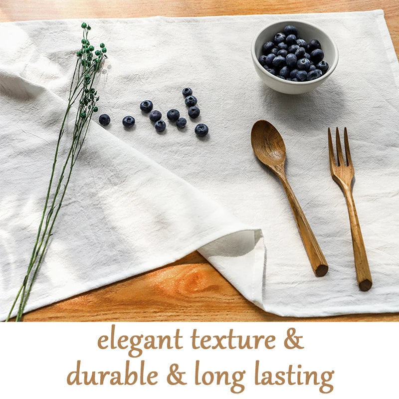 Texture élégante et durable avec des ustensiles de cuisine en bois et des baies fraîches sur un fond naturel.