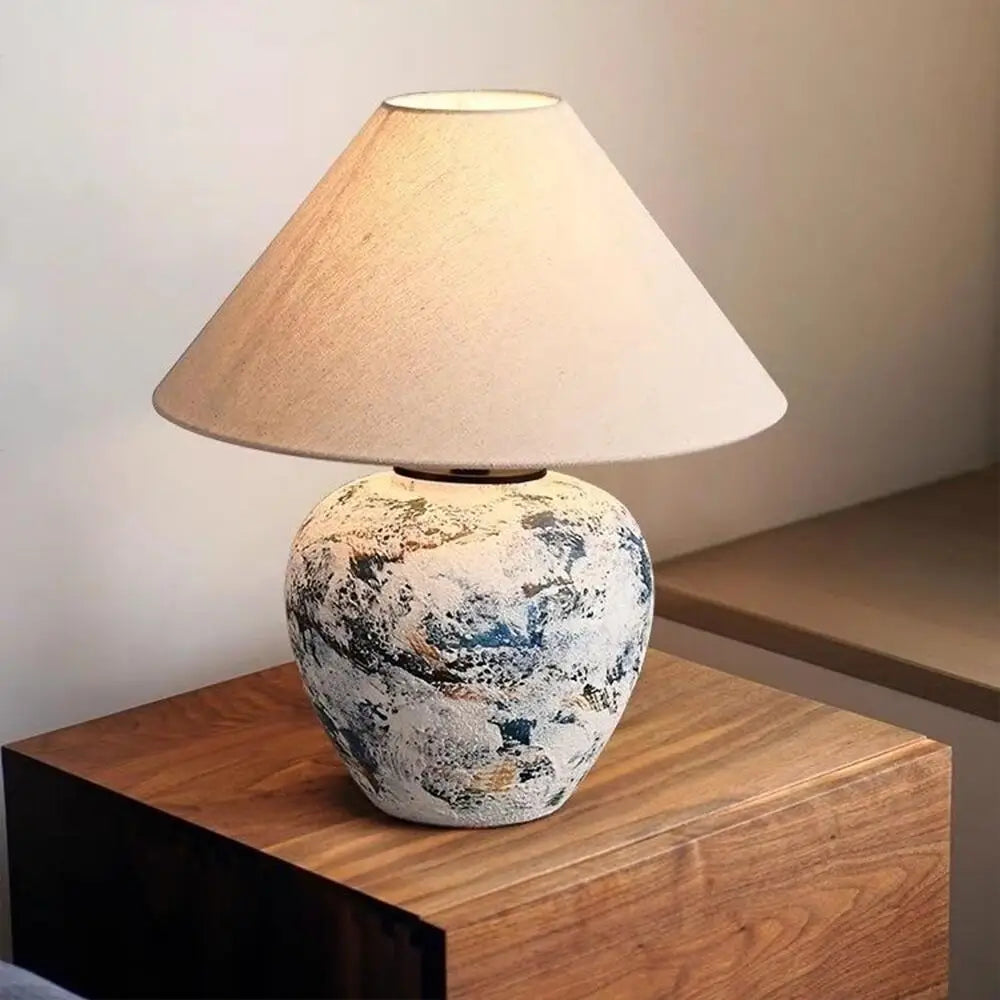 Lampe japonaise en céramique avec abat-jour beige dans un salon