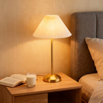 Lampe de chevet tactile sans fil verte dans salon moderne