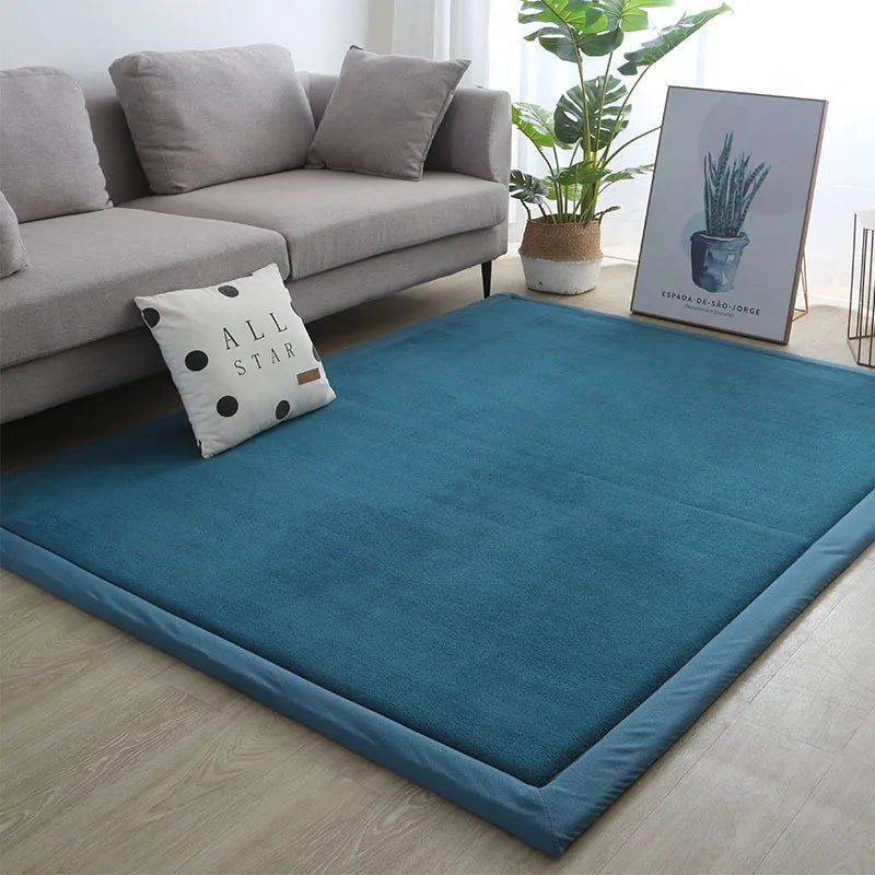 Tapis rectangulaire épais uni bleu ciel dans un salon moderne