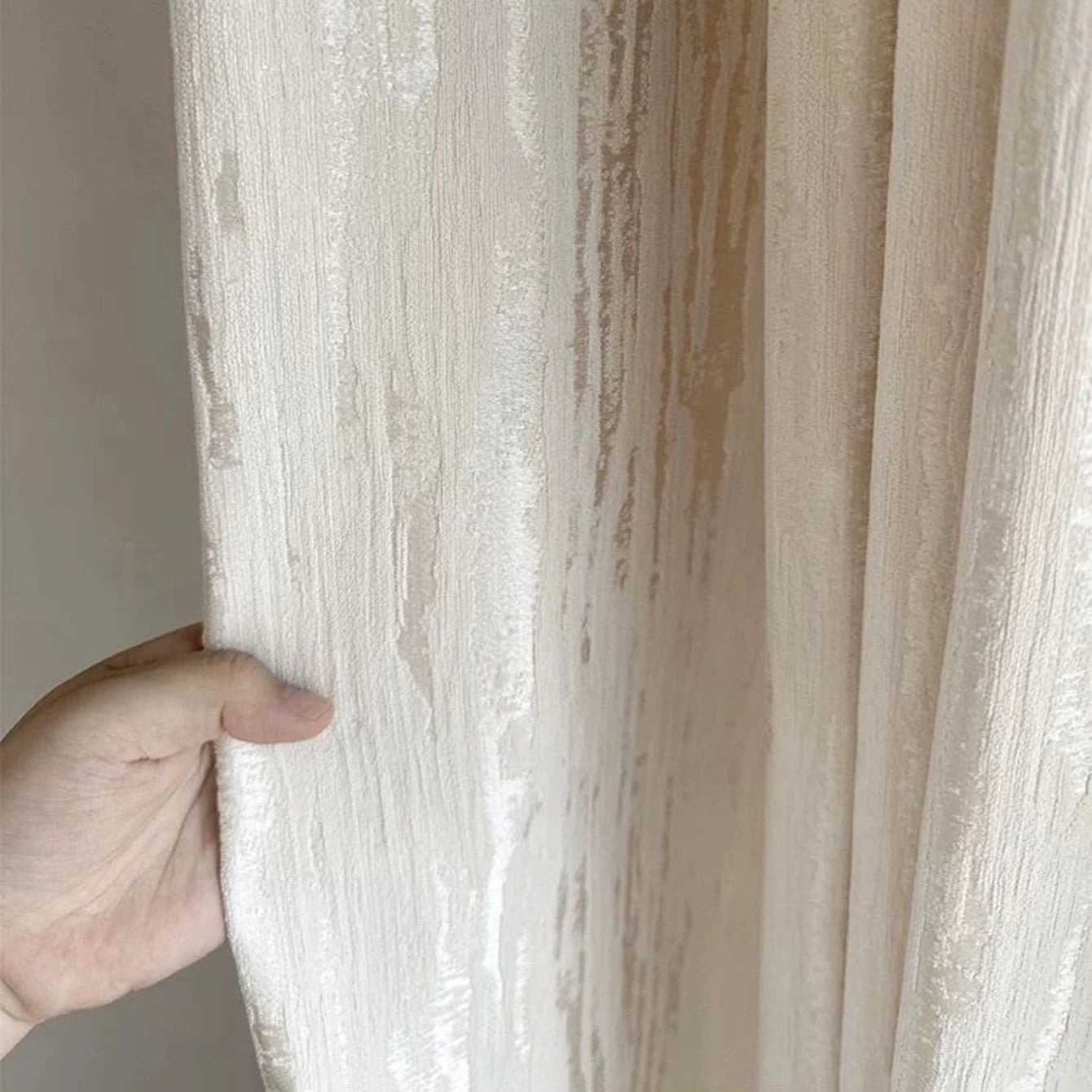 Rideau texturé beige avec motif subtil, offrant une touche élégante et classique à n'importe quelle pièce. Parfait pour ajouter une ambiance chaleureuse et accueillante à votre salon ou chambre. Idéal pour une décoration intérieure moderne et sophistiquée. Facile à installer pour transformer votre espace en un lieu chic et confortable.