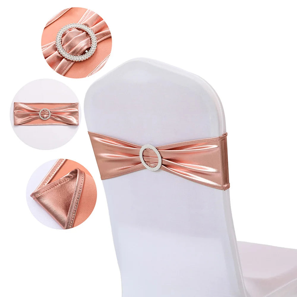 La photo montre un noeud décoratif en satin rose pâle orné de strass, attaché autour d'une chaise blanche.