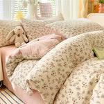 Housse de couette fleurie douce pour la peau sur un lit