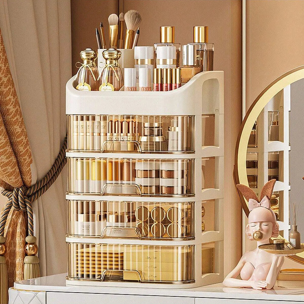 Boîte de rangement cosmétiques organisée sur une commode