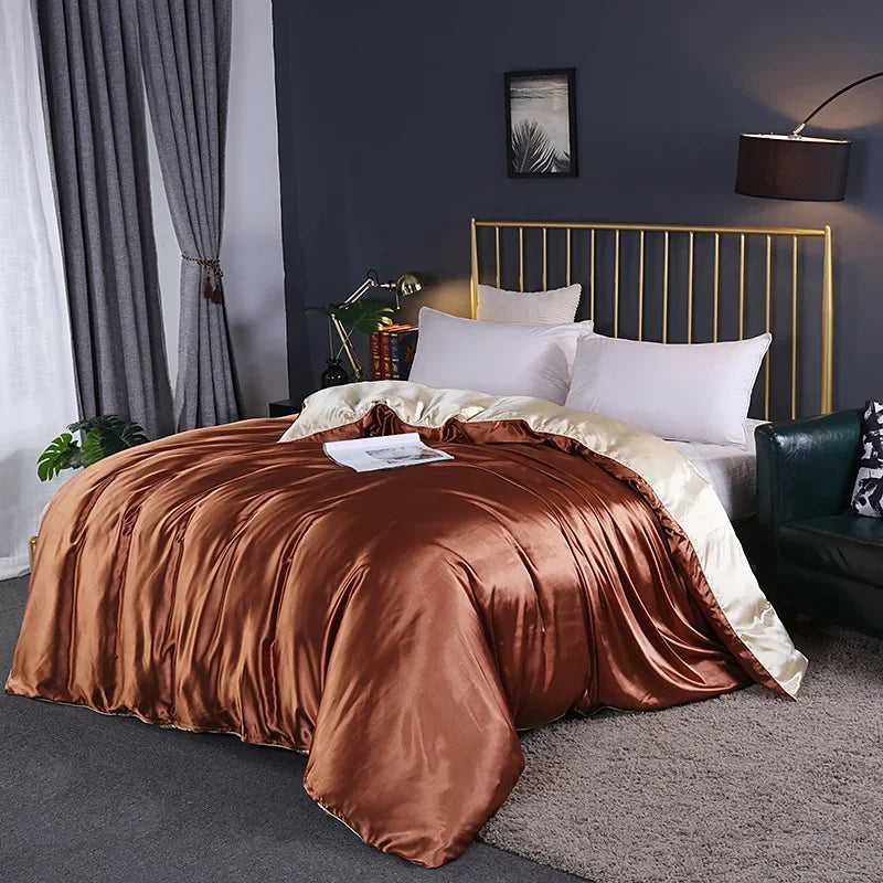 Housse de couette satin dans une chambre décorée avec style