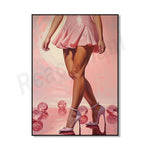 L'image montre les jambes d'une personne portant une robe rose et des talons hauts, avec des boules de verre roses en arrière-plan.