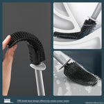 Brosse de toilette brune dans une salle de bain design