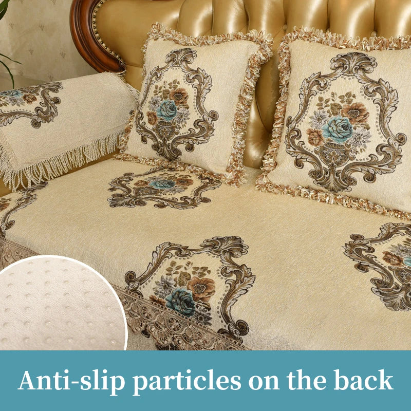 Ensemble de coussins décoratifs avec motifs floraux ornementés sur fond beige, dotés d'un revêtement anti-dérapant à l'arrière.