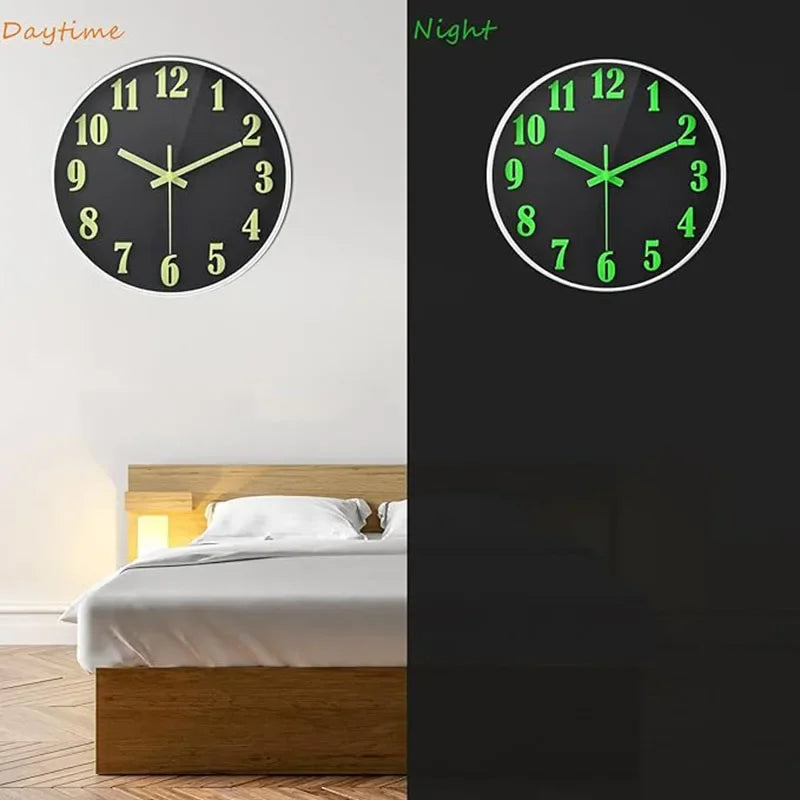 Horloge murale noire en couleur verte sur un mur blanc