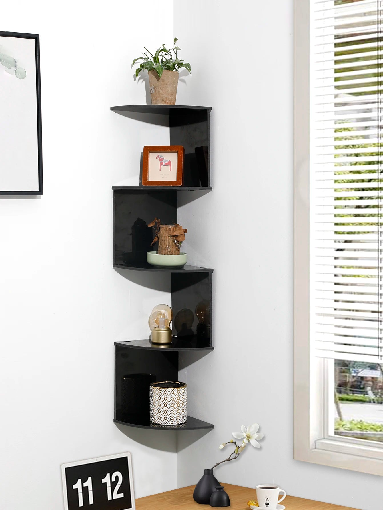 Étagère murale flottante rouge avec livres et plantes décoratives