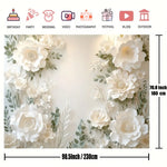 Détail des fleurs grappinées et feuilles vertes sur la décoration murale