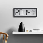 Horloge digitale noire moderne posée sur un bureau