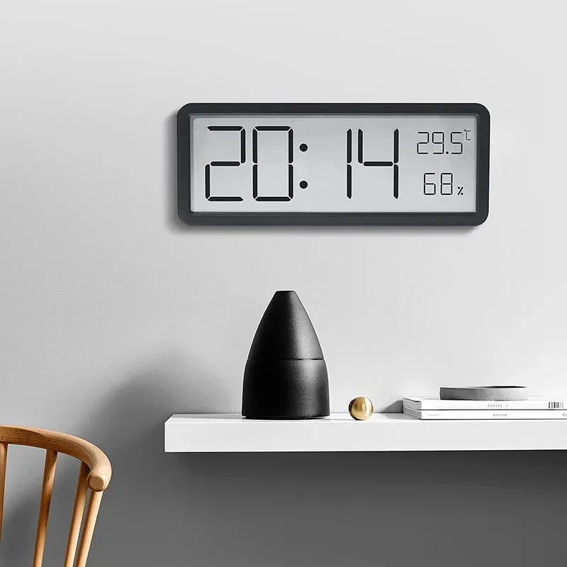 Horloge digitale noire moderne posée sur un bureau