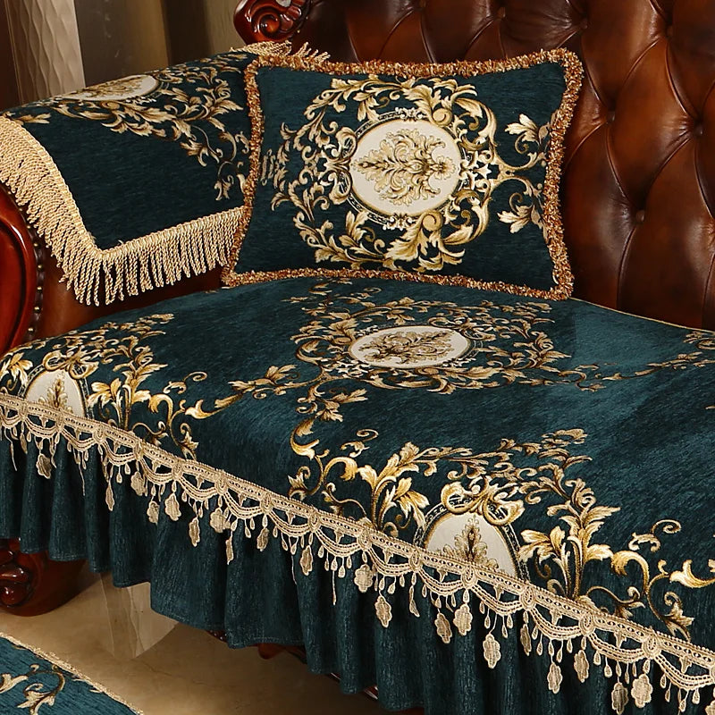 Parure de lit de luxe en velours vert foncé ornée de motifs dorés et de bordures à franges élégantes, créant une ambiance de style baroque.