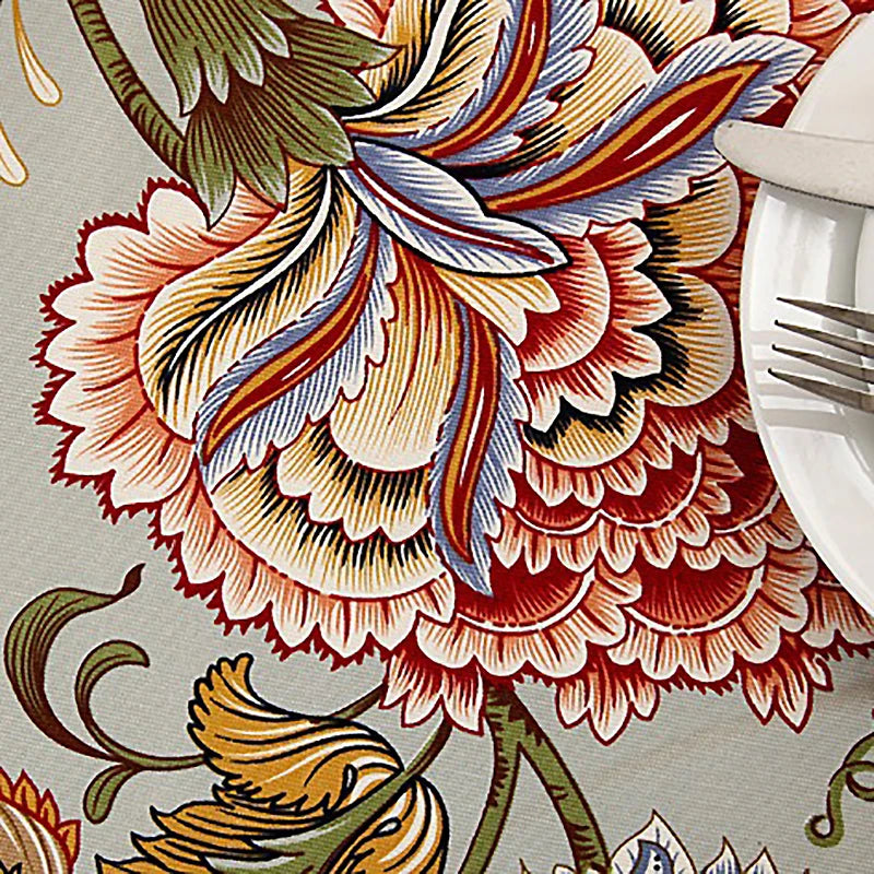 Ce motif de plumes colorées aux tons chauds et aux formes ondoyantes crée une impression de dynamisme et de mouvement, évoquant la richesse de la nature.
