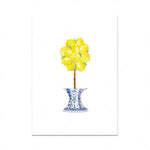 Un bouquet de fleurs jaunes éclatantes dans un vase à motifs bleus et blancs.