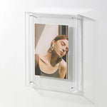 Cadre photo transparent posé sur un bureau
