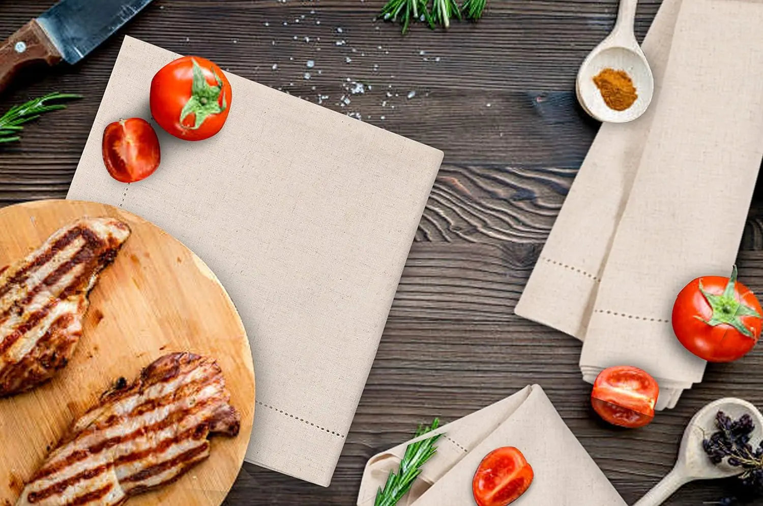 Un plat de viande grillée servi sur une planche en bois avec des tomates fraîches, des épices et un linge de cuisine sur une table en bois rustique.