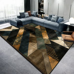 Un tapis décoratif moderne aux formes géométriques dorées et vert foncé, surplombé d'un canapé gris dans un intérieur contemporain.