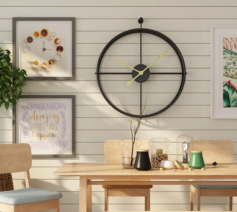 Horloge murale noire design géométrique sur un mur blanc