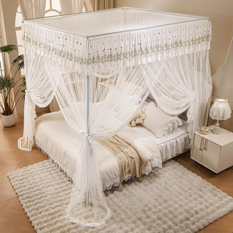 Un lit douillet et élégant, entouré de rideaux blancs mousseux, crée une atmosphère romantique et sereine dans cette chambre.