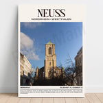 L'image montre une église emblématique de la ville de Neuss, en Allemagne, avec sa silhouette imposante et son architecture caractéristique. Le clocher se détache contre un ciel bleu parsemé de nuages, créant une scène pittoresque qui capture l'essence de cette ville historique.