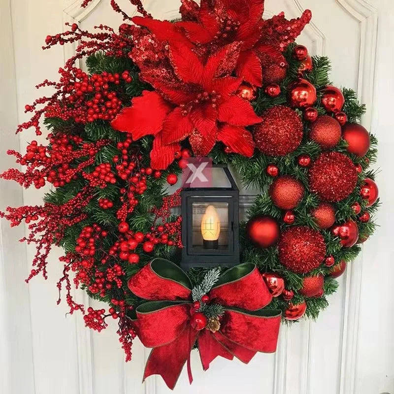 Couronne de Noël dorée 45cm avec lampe LED et boules rouges accrochée sur une porte d'entrée