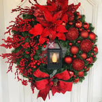 Couronne de Noël dorée 45cm avec lampe LED et boules rouges accrochée sur une porte d'entrée