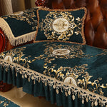 Luxueuse parure de lit en velours vert foncé ornée de riches motifs dorés et de franges élégantes, créant une atmosphère opulente et sophistiquée dans cette pièce.