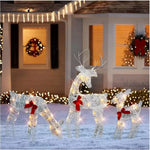 Décoration de Noël avec rennes lumineux sur une terrasse