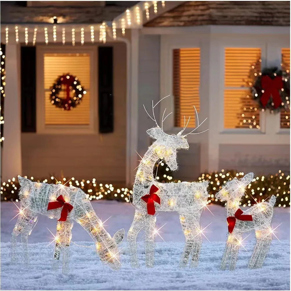 Décoration de Noël avec rennes lumineux sur une terrasse