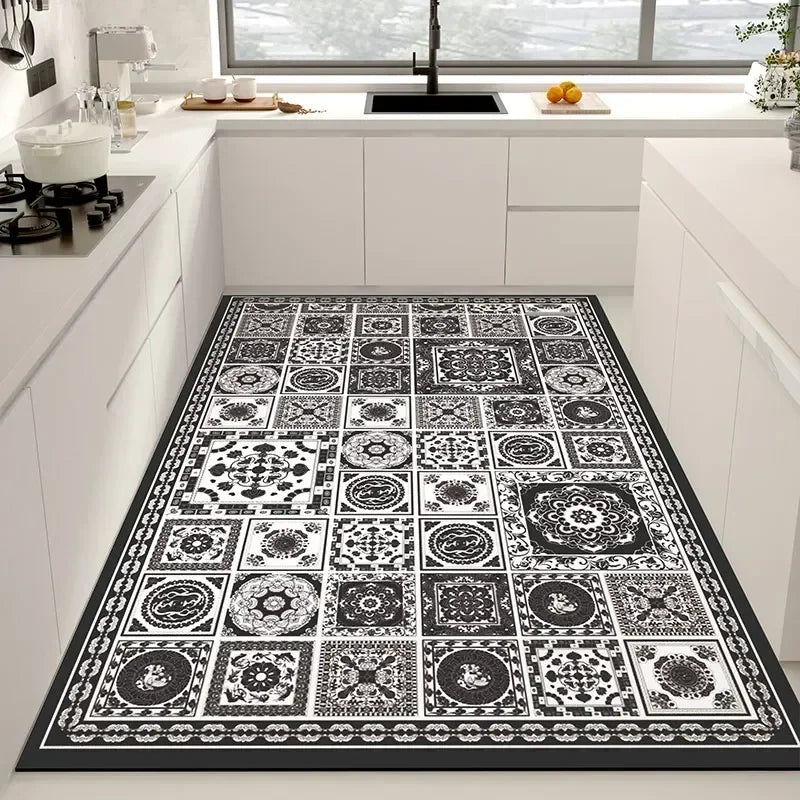 Tapis noir et blanc orné de motifs géométriques et floraux, créant un élément décoratif élégant et contemporain dans cette cuisine moderne.