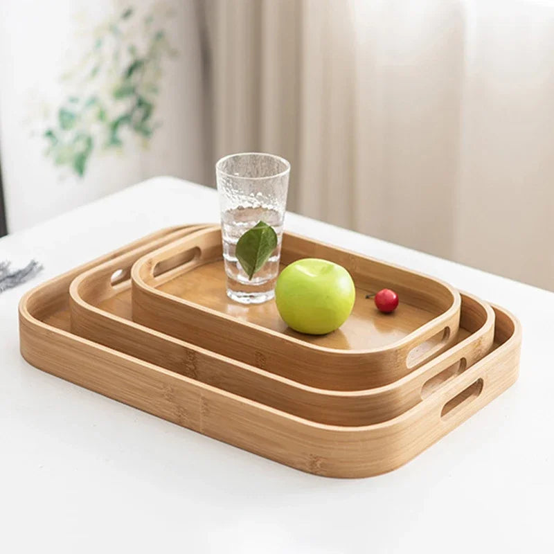 Plateau en bambou rectangulaire utilisé pour servir des desserts et des fruits