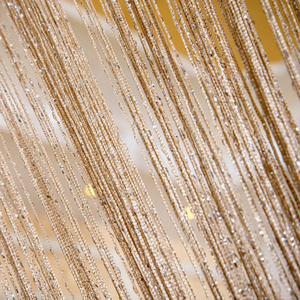 Rideau décoratif scintillant, idéal pour événements festifs, mariages et décorations d'intérieur élégantes. Crée une ambiance lumineuse et raffinée grâce à ses reflets dorés. Parfait pour apporter une touche glamour à votre espace.