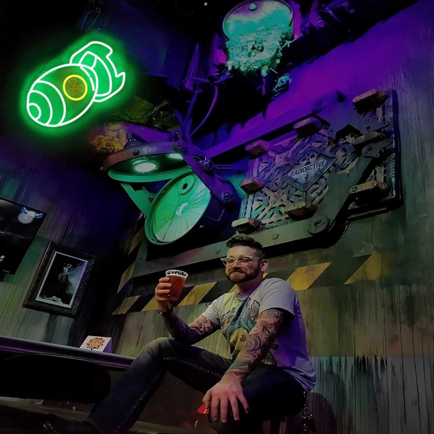 Enseigne néon œil vert éteinte pour montrer son design orange
