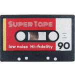Une cassette audio vintage de haute qualité avec le texte "Super tape low noise Hi-fidelity 90" imprimé sur un fond noir et rouge.