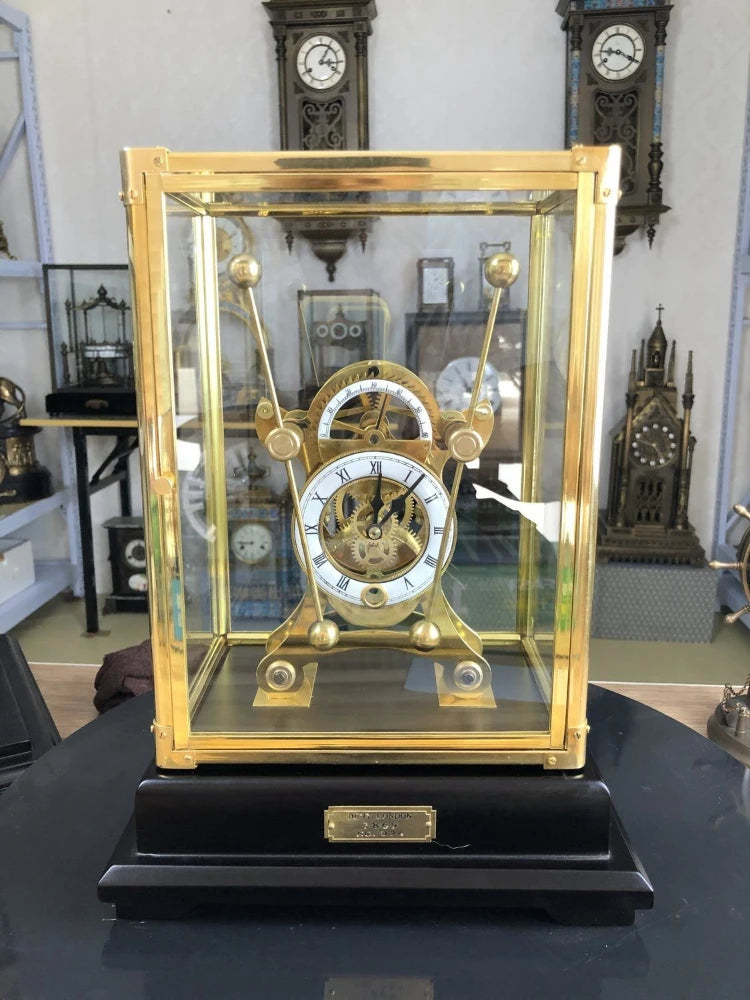 Horloge de table rétro mécanique blanche vue de face