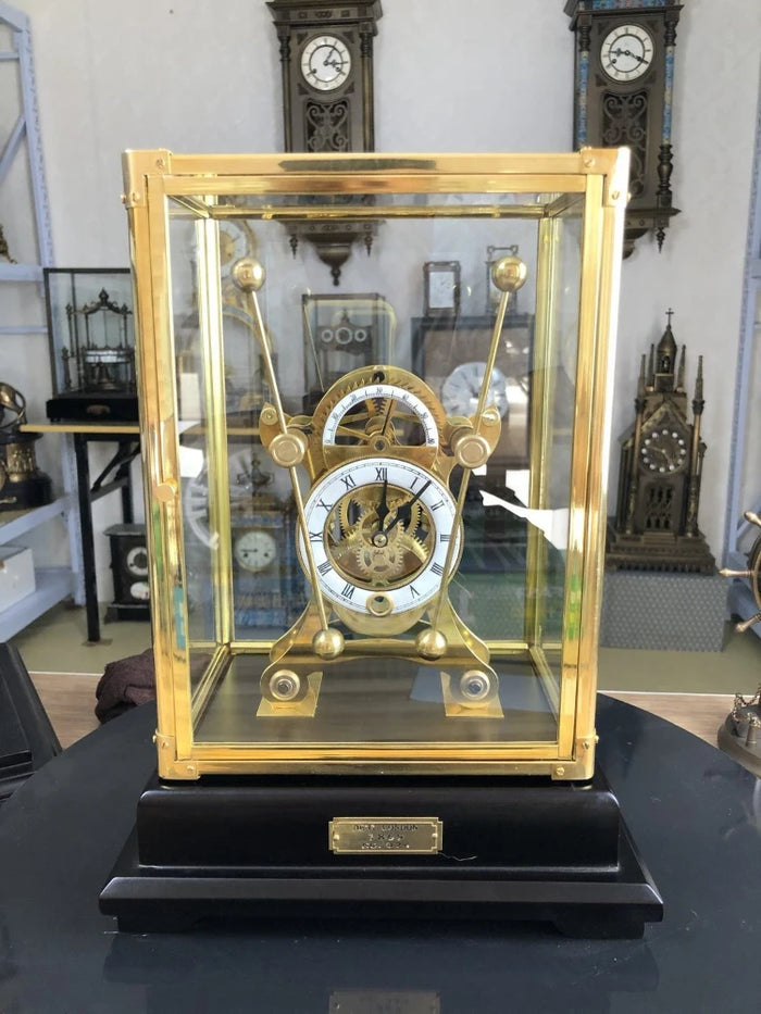 Horloge de table rétro mécanique blanche vue de face