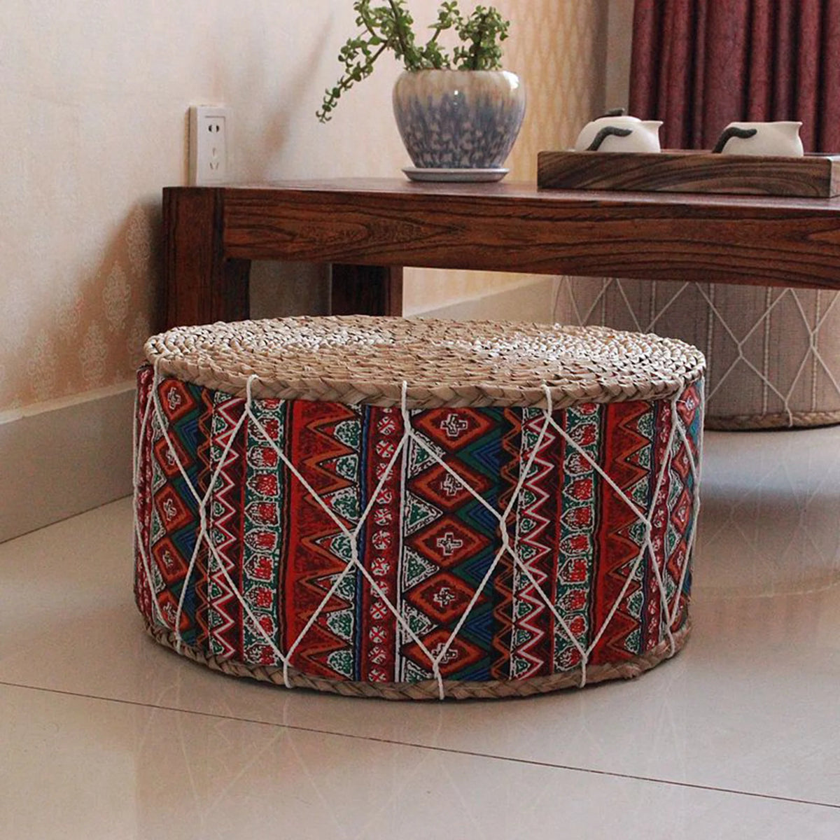 Coussin rond rouge pour décoration de salon