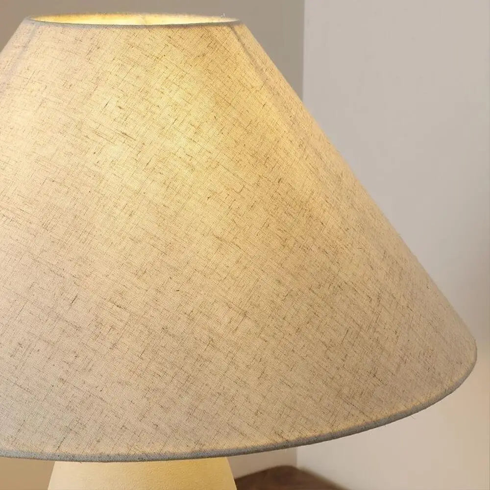 Détail de l'abat-jour en lin de la lampe japonaise