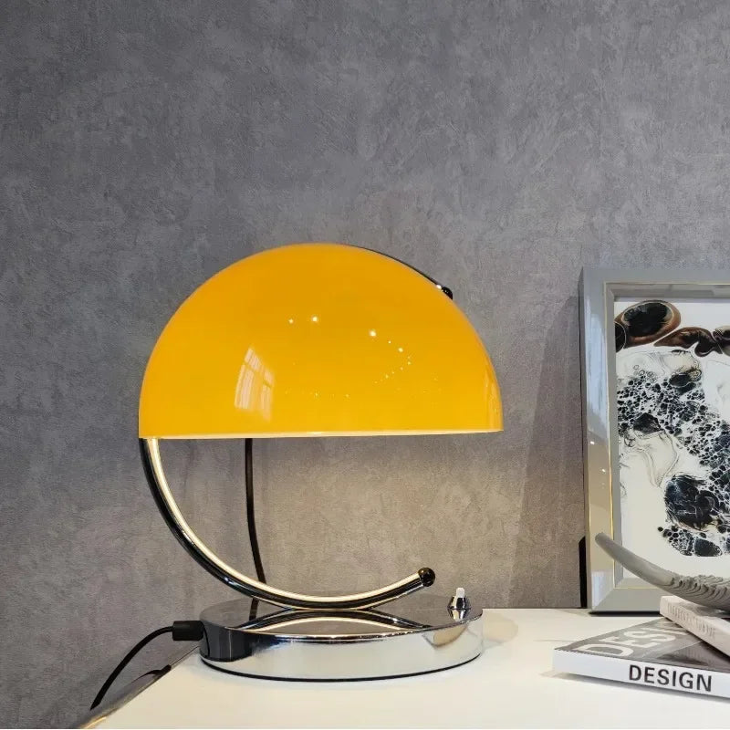 Lampe orange allumée créant une ambiance chaleureuse