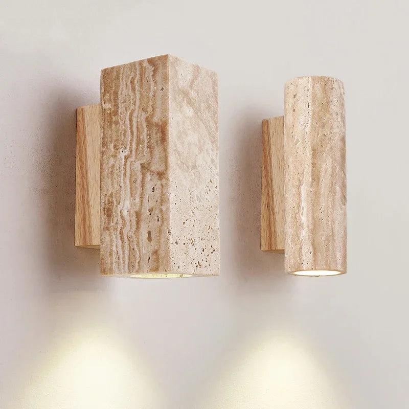 Applique murale LED en travertin Wabi Sabi sur mur blanc