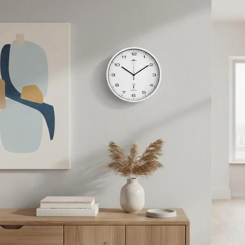 Horloge murale radio pilotée blanche 31 cm sur mur blanc