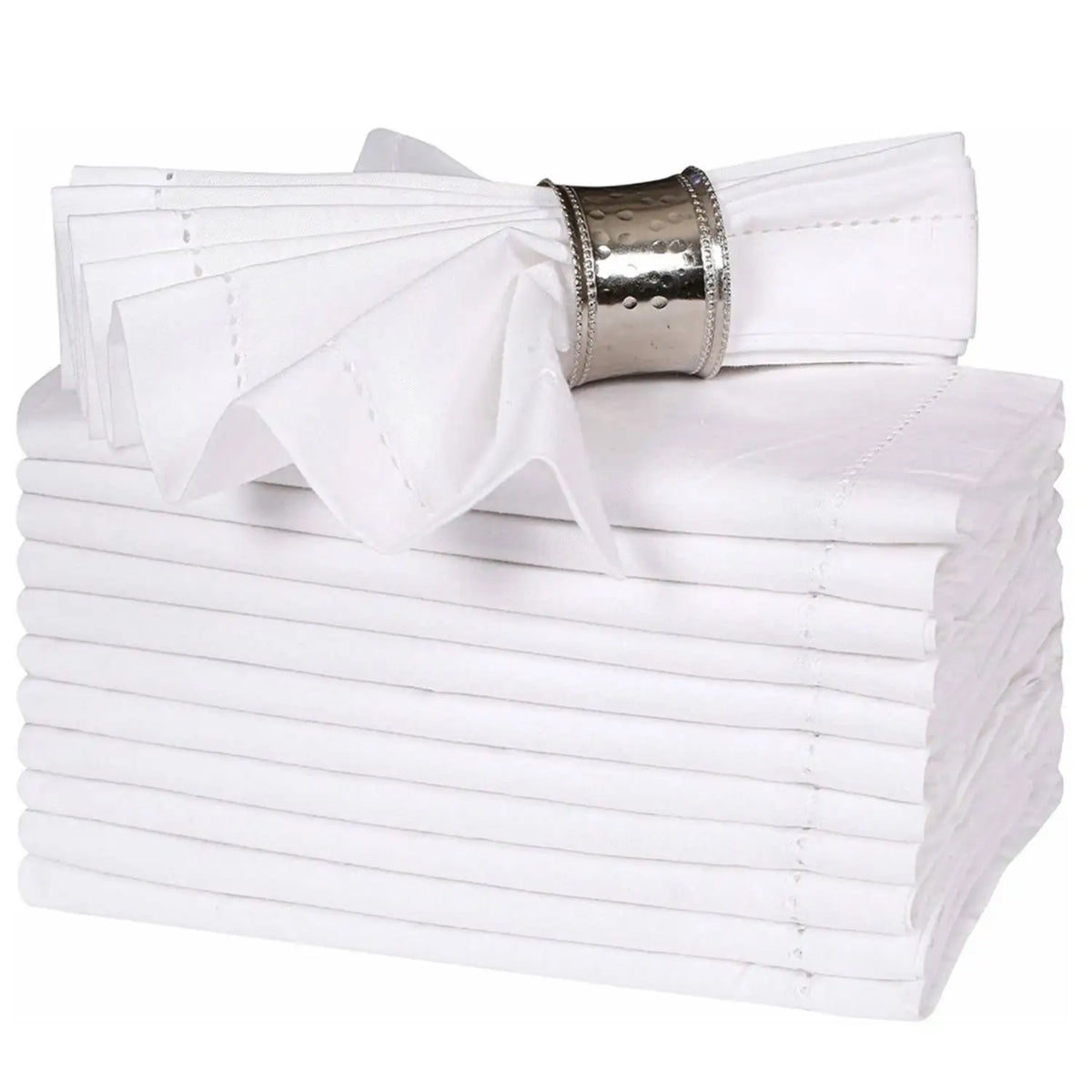 Ce tas de serviettes en coton blanc avec une bande métallique décorée de strass suggère la propreté et l'élégance d'une salle de bain haut de gamme.
