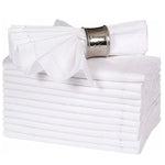 Ce tas de serviettes en coton blanc avec une bande métallique décorée de strass suggère la propreté et l'élégance d'une salle de bain haut de gamme.