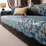 Un beau et confortable canapé bleu aux motifs floraux et une tasse de café posée sur un coussin beige, dans un salon élégant.