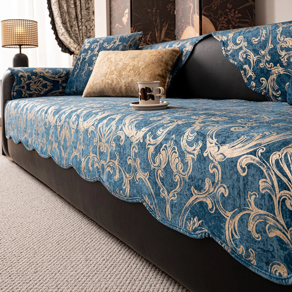 Un beau et confortable canapé bleu aux motifs floraux et une tasse de café posée sur un coussin beige, dans un salon élégant.