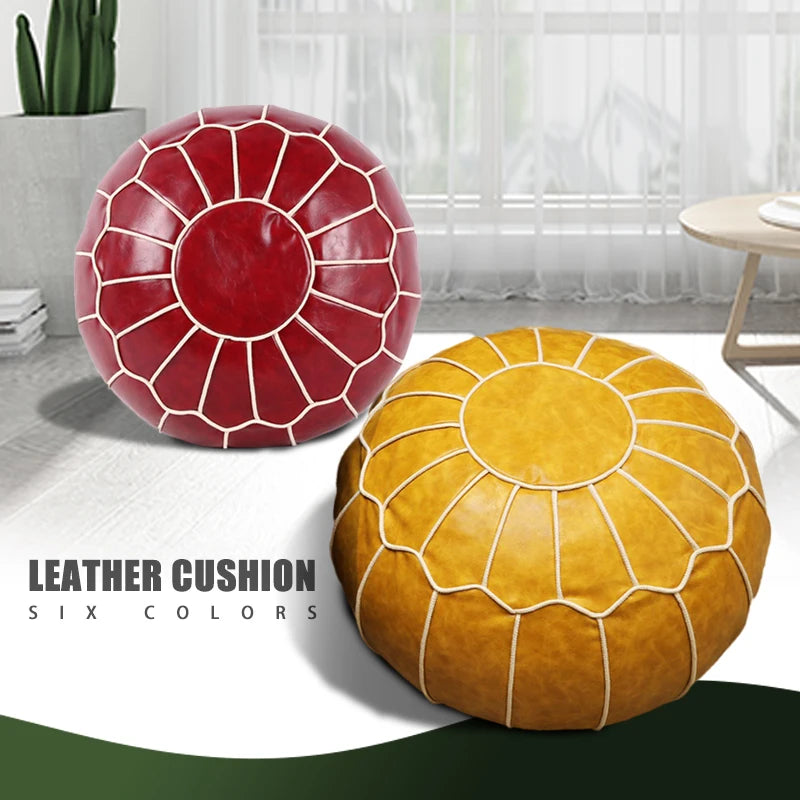Pouf en cuir marocain comme repose-pieds dans un salon
