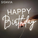 Enseigne néon LED Joyeux Anniversaire sur un mur de fête